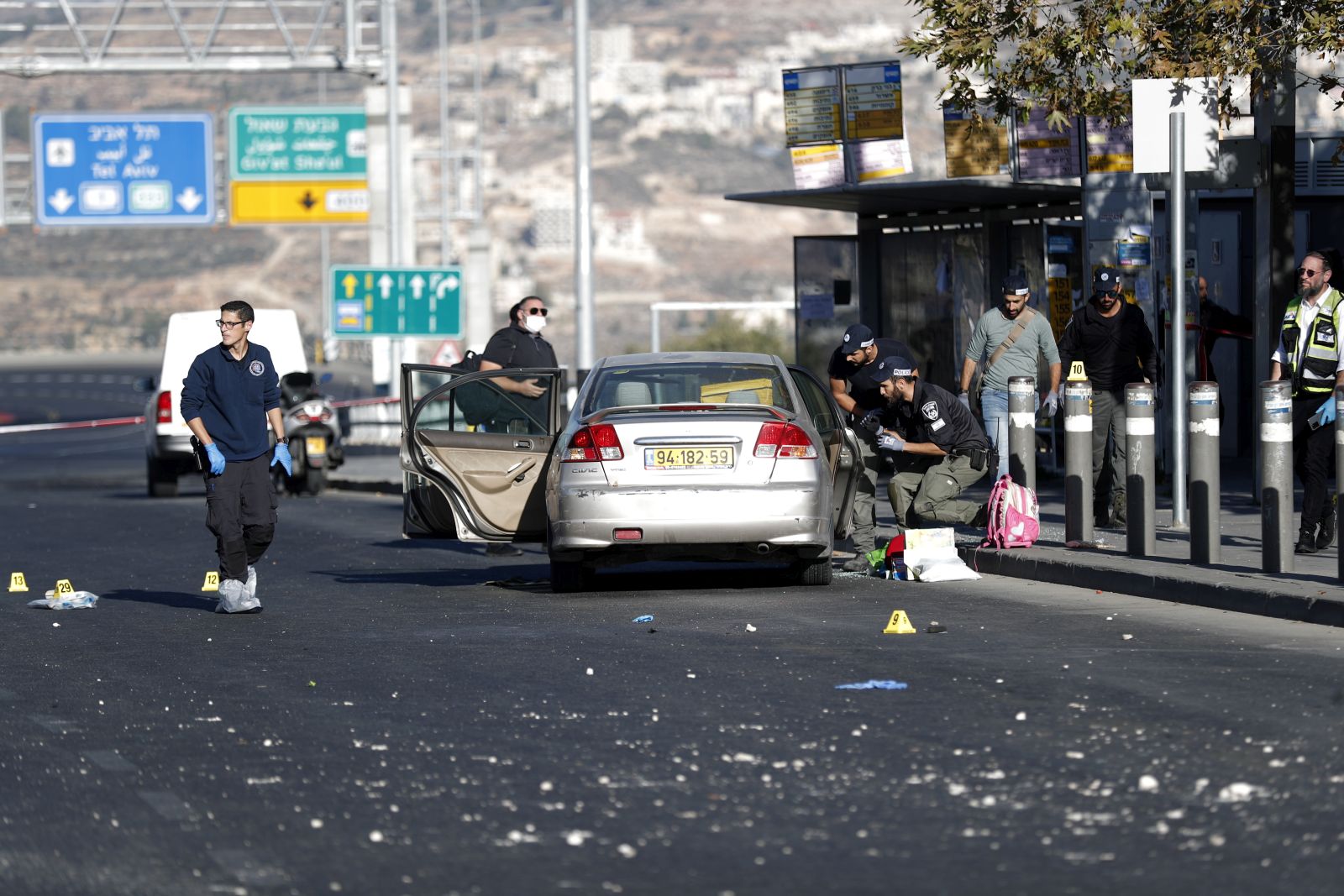 epa10321718 Israeli security forces stand at site of explosion at a bus stop near entrance to Jerusalem, Israel, 23 November 2022. According to Israeli police, at least 12 people were injured in two explosions at two bus stops near entrances to Jerusalem.  EPA/ATEF SAFADI