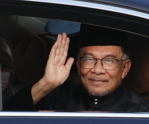epa10324194 Malaysia’s Pakatan Harapan (PH) party leader Anwar Ibrahim waves as he arrive at the Istana Negara (National Palace) in Kuala Lumpur, Malaysia, 24 November 2022. The Istana Negara announced that Pakatan Harapan (PH) party leader Anwar Ibrahim will be sworn in as Malaysia’s 10th prime minister, five days after the 15th general election result in a hung parliament with no clear winner.  EPA/FAZRY ISMAIL / POOL