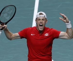 epa10325621 Canada's Denis Shapovalov in action against Germany's Jan-Lennard Struff during their match of the Davis Cup finals' quarter-finals between Germany and Canada in Malaga, southern Spain, 24 November 2022.  EPA/JULIO MUNOZ