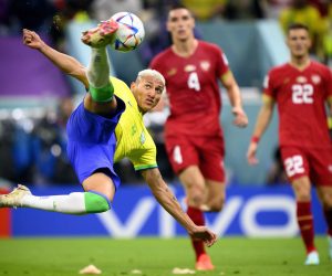 epa10326223 Brazil's forward Richarlison (L) scores the 2-0 lead in front of Serbia's defender Nikola Milenkovic (C) and Serbia's midfielder Darko Lazovic (R) during the FIFA World Cup 2022 group G soccer match between Brazil and Serbia at Lusail Stadium in Lusail, Qatar, 24 November 2022.  EPA/LAURENT GILLIERON SWITZERLAND OUT