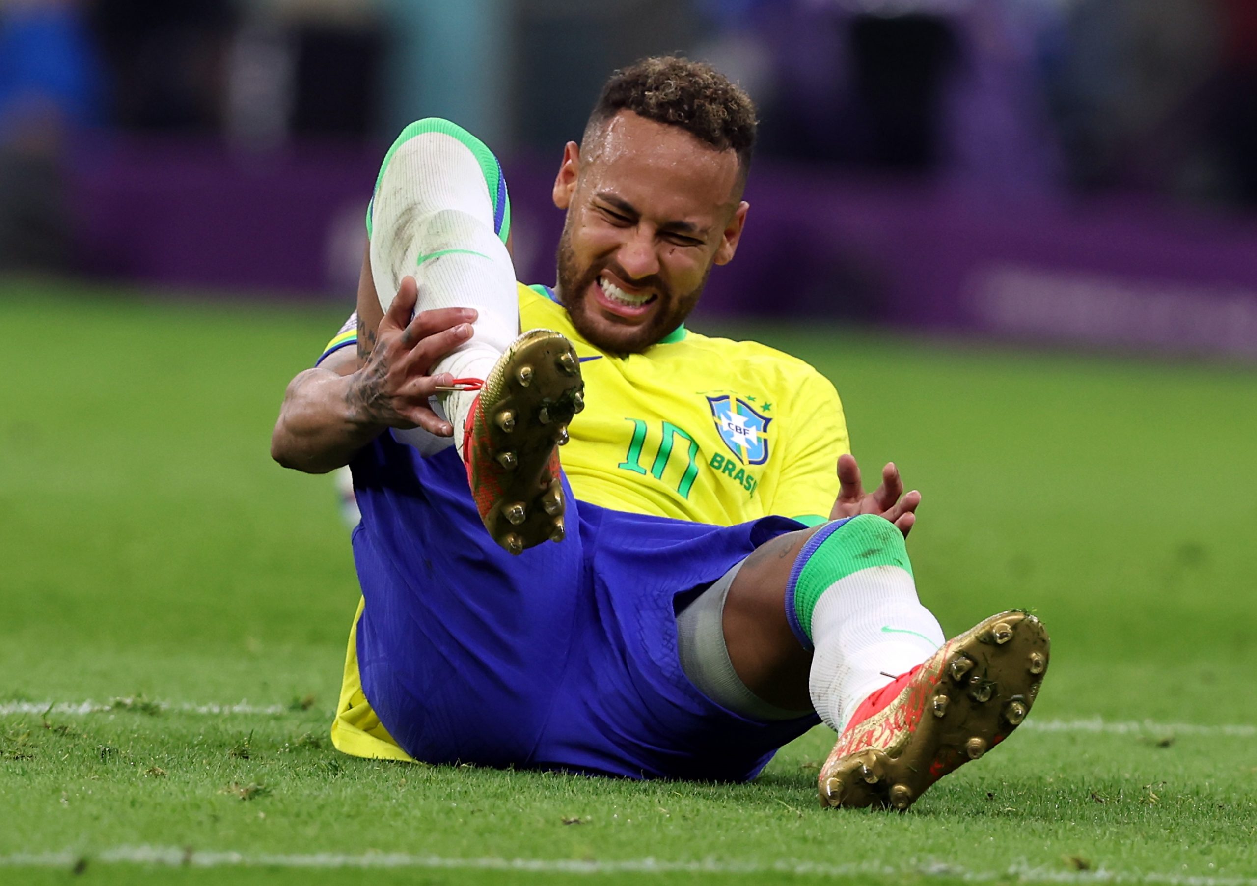 epa10326177 Neymar of Brazil reacts during the FIFA World Cup 2022 group G soccer match between Brazil and Serbia at Lusail Stadium in Lusail, Qatar, 24 November 2022.  EPA/Tolga Bozoglu