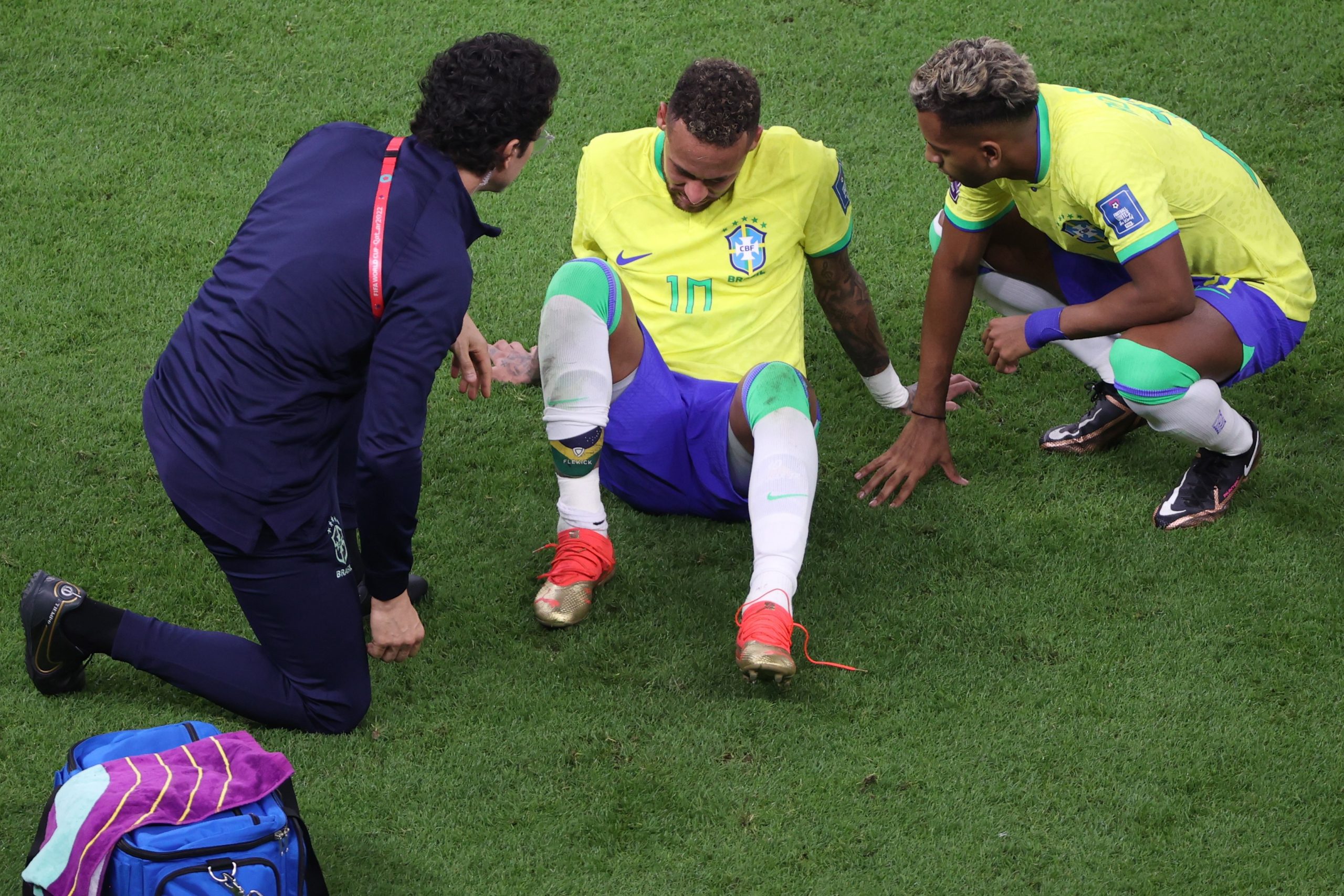 epa10326271 Neymar of Brazil sits on the ground during the FIFA World Cup 2022 group G soccer match between Brazil and Serbia at Lusail Stadium in Lusail, Qatar, 24 November 2022.  EPA/Ali Haider