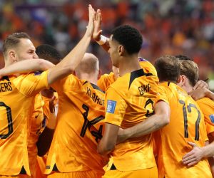 epa10327967 Cody Gakpo (C) of the Netherlands celebrates with teammates after scoring the 1-0 during the FIFA World Cup 2022 group A soccer match between the Netherlands and Ecuador at Khalifa International Stadium in Doha, Qatar, 25 November 2022.  EPA/Abedin Taherkenareh