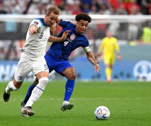 epa10328584 Harry Kane (L) of England in action against Tyler Adams of the US during the FIFA World Cup 2022 group B soccer match between England and the USA at Al Bayt Stadium in Al Khor, Qatar, 25 November 2022.  EPA/Neil Hall