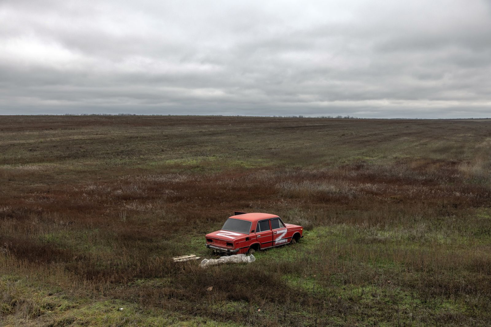 epa10333052 A car with the letter Z on a field in the recently liberated area of the Mykolaiv region, near the border with the Kherson region, in southern Ukraine, 27 November 2022. Fearing the lack of electricity and running water in the recently liberated areas of Kherson and Mykolaiv regions, Ukrainian authorities are asking civilians to evacuate before the winter season starts.  EPA/ROMAN PILIPEY