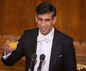 epa10335522 British Prime Minister Rishi Sunak raises a toast at the Lord Mayor's Banquet in London, Britain, 28 November 2022. The Lord Mayor's Banquet is an annual ceremony that marks the change of Lord Mayors of the City of London. The event includes speeches from Prime Minister, Archbishop of Canterbury and Lord Mayor about the major world affairs and City of London's future.  EPA/TOLGA AKMEN