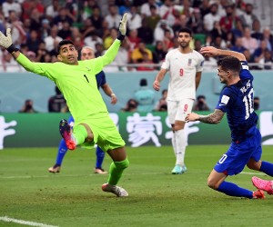 epa10337179 Christian Pulisic of the USA (R) scores the 1-0 during the FIFA World Cup 2022 group B soccer match between Iran and the USA at Al Thumama Stadium in Doha, Qatar, 29 November 2022.  EPA/Neil Hall