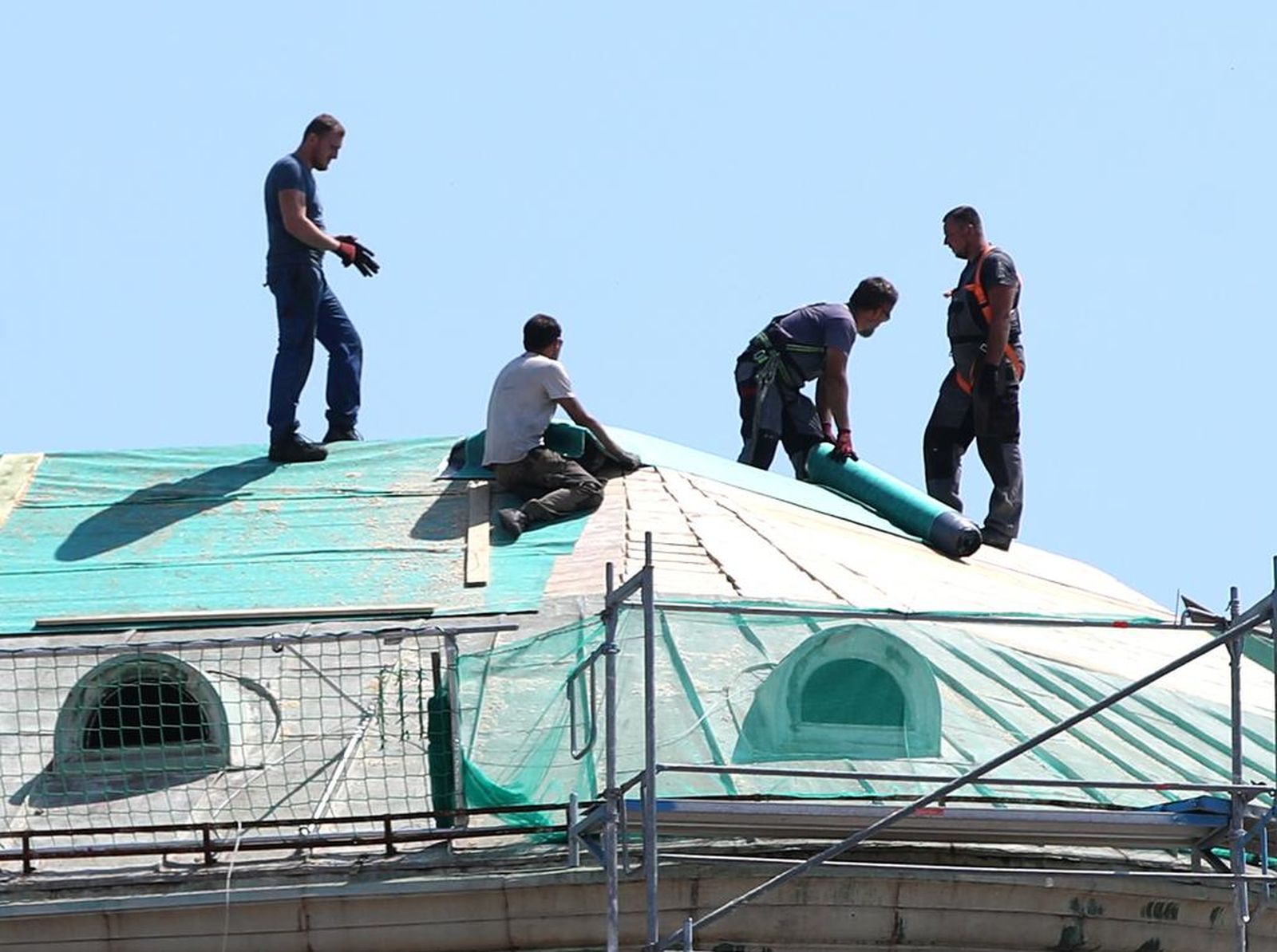 02.06.2022., Zagreb - Ne tako bezazlen posao obavljaju ovi radnici koji saniraju krov na zgradi u Draskovicevoj ulici. Photo: Sanjin Strukic/PIXSELL