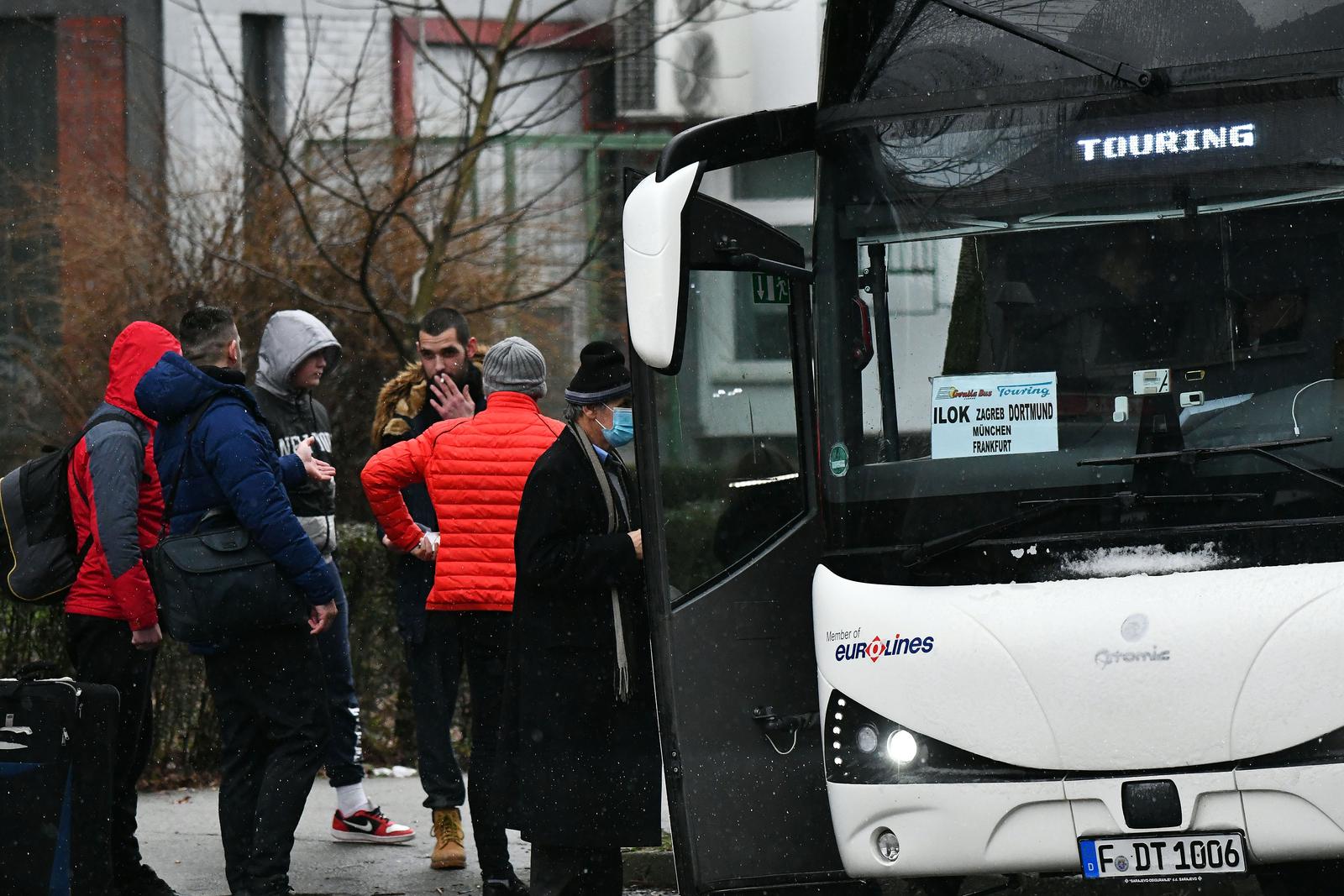 10.01.2021., Slavonski Brod - Povratak radnika autobusima u Njemacku i Austriju nakon blagdana. rPhoto: Ivica Galovic/PIXSELL