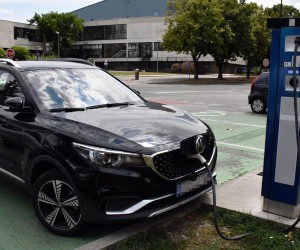 12.08.2022., Slavonski Brod - Punjenje baterija elektricnog automobila na javnom sustavu za punjenje elektricnih vozila. Photo: Ivica Galovic/PIXSELL