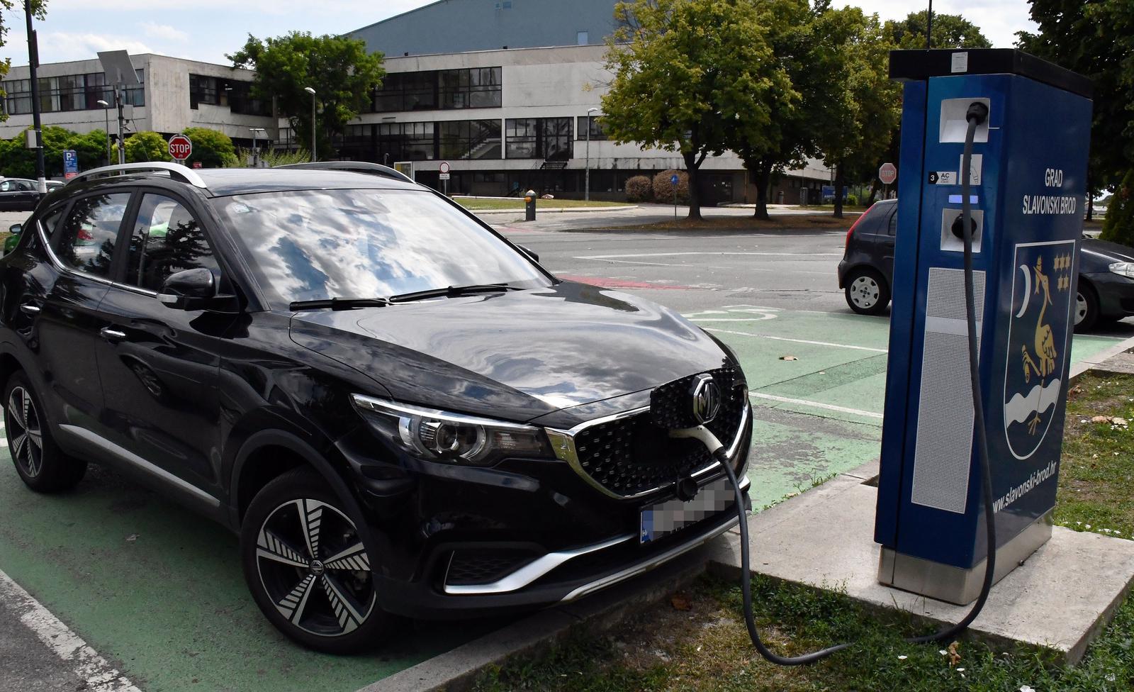 12.08.2022., Slavonski Brod - Punjenje baterija elektricnog automobila na javnom sustavu za punjenje elektricnih vozila. Photo: Ivica Galovic/PIXSELL