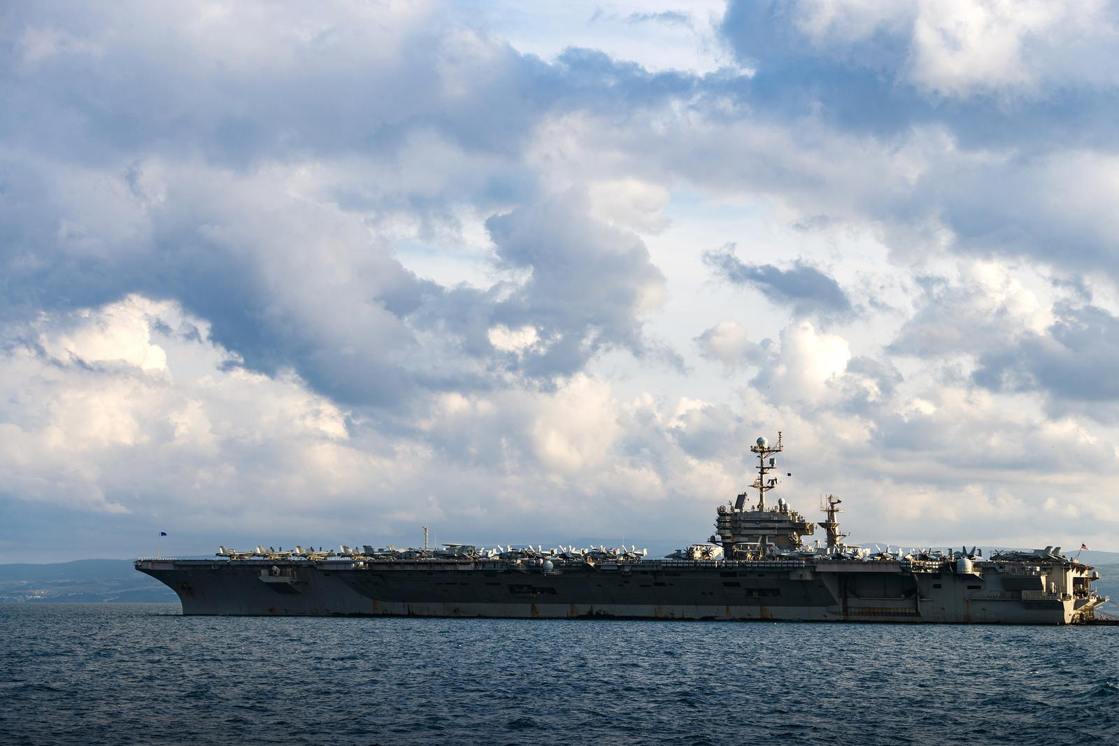 14.02.2022.,Split - Nosac aviona Ratne mornarice Sjedinjenih Americkih Drzava USS Harry S. Truman u splitskoj luci Photo: Milan Sabic/PIXSELL