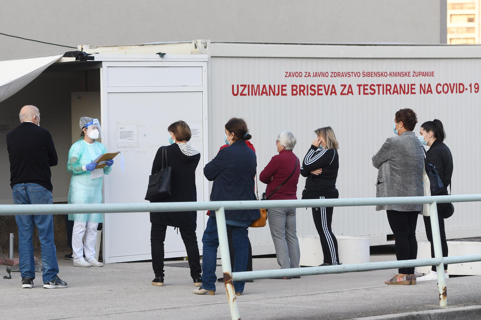 15.10.2022., Sibenik - Red ispred Sibenske bolnice za testiranje na COVID-19. Photo: Hrvoje Jelavic/PIXSELL