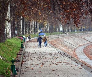 17.11.2022., Slavonski Brod - Tmuran i kisovit kasnojesenji dan u sredistu grada.
 Photo: Ivica Galovic/PIXSELL