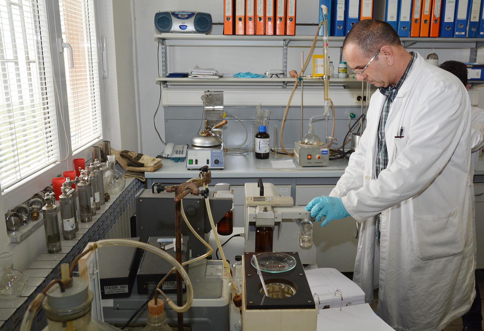 18.12.2014., Sisak - U naftno kemijskom laboratoriju Zavoda za ispitivanje kvalitete obradjivani su uzorci naftnih derivata skupljenih u nedavnoj akciji Oktan."nPhoto:Nikola Cutuk/PIXSELL
