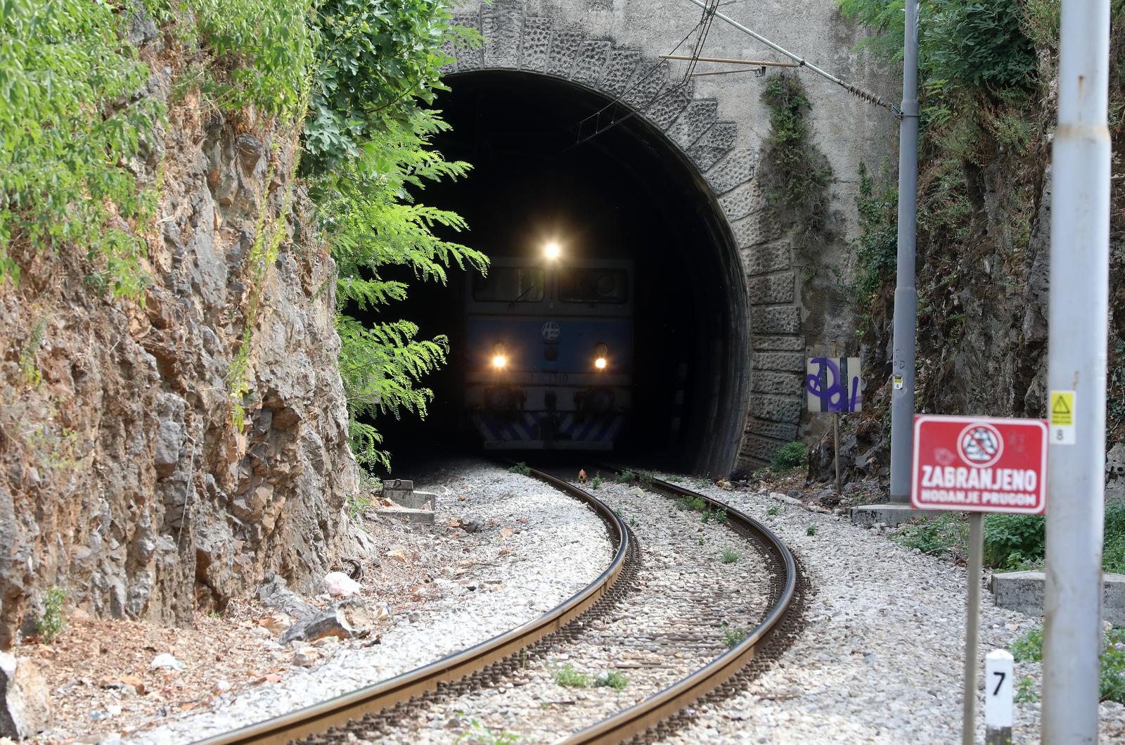 22.08.2022., Rijeka - Dolazak lokomotive iz tunela na glavni gradski kolodvor. Photo: Goran Kovacic/PIXSELL