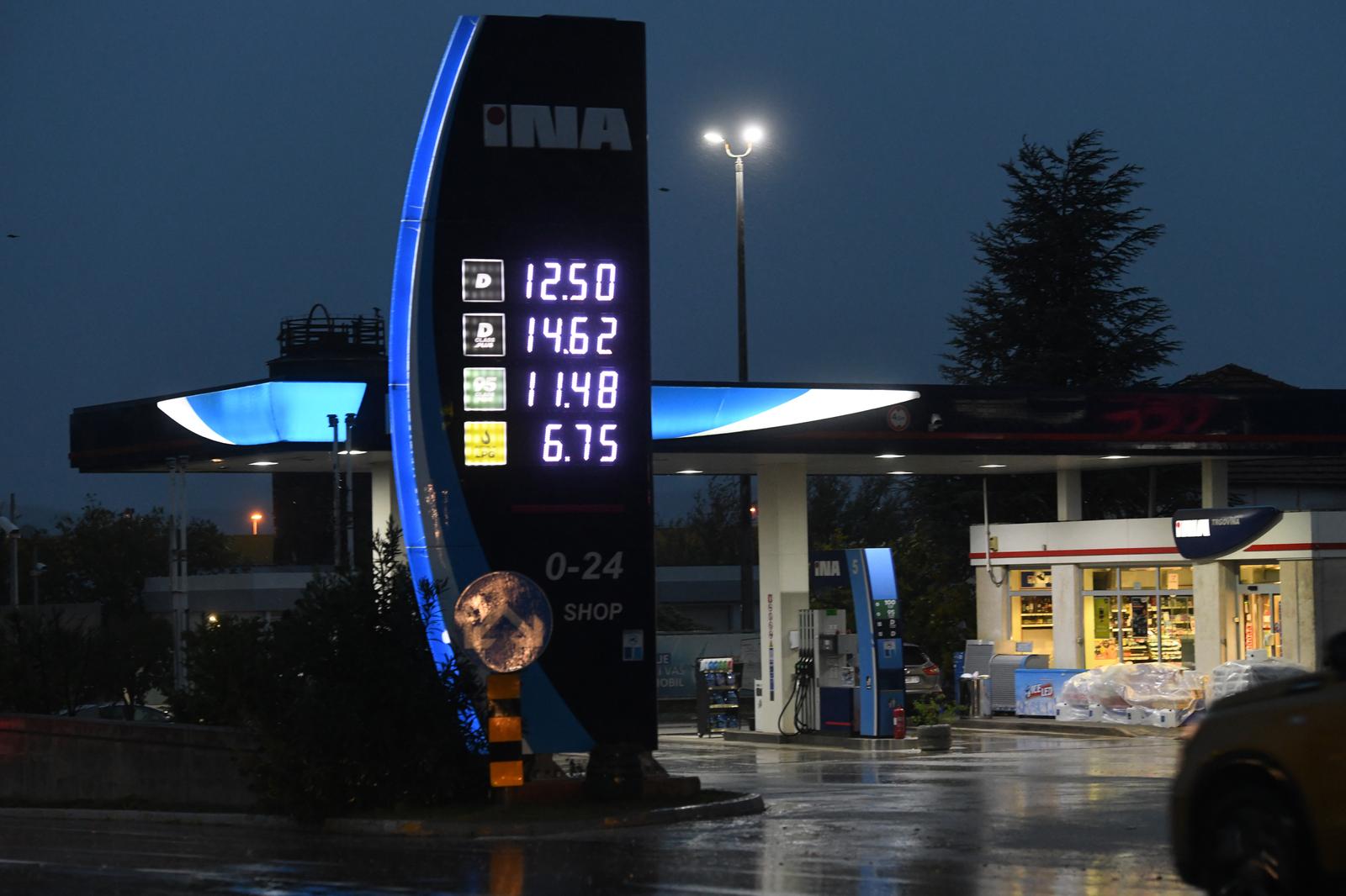 22.11.2022., Sibenik - Od ponoci na benzinskim postajama u RH nize cijene eurosupera i eurodizela. Photo: Hrvoje Jelavic/PIXSELL