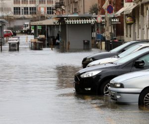 22.11.2022., Rijeka - Jaka plima i kisa izazvali su podizanje razine mora i poplavili su ulice oko gradske trznice, te se more u luci diglo do ruba rive.
 Photo: Goran Kovacic/PIXSELL