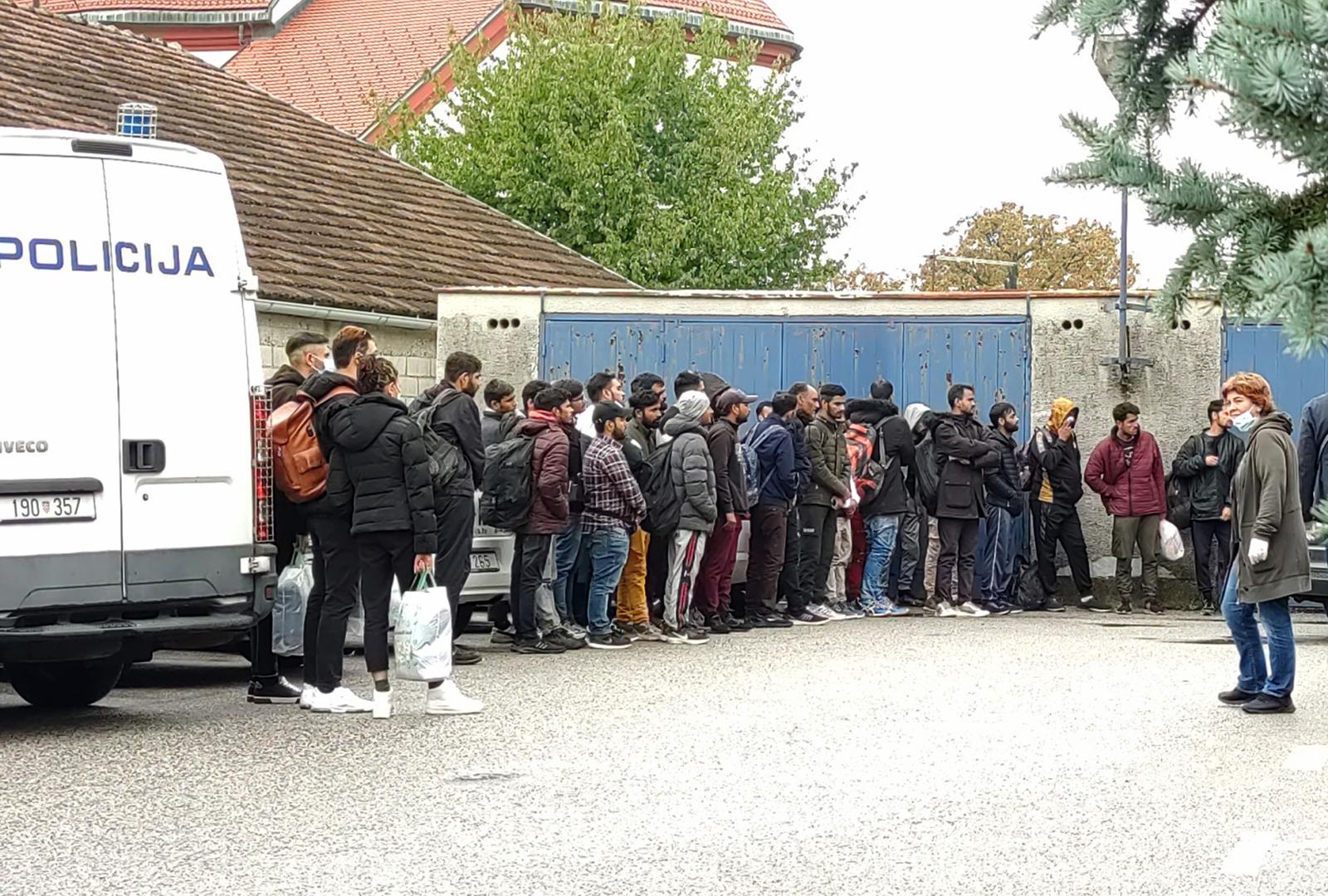 25.10.2022., Zagreb, Sesvete - Policija dovezla velik broj migranata koji cekaju na ulazak u policijsku postaju Sesvete. Photo: Slaven Branislav Babic/PIXSELL
