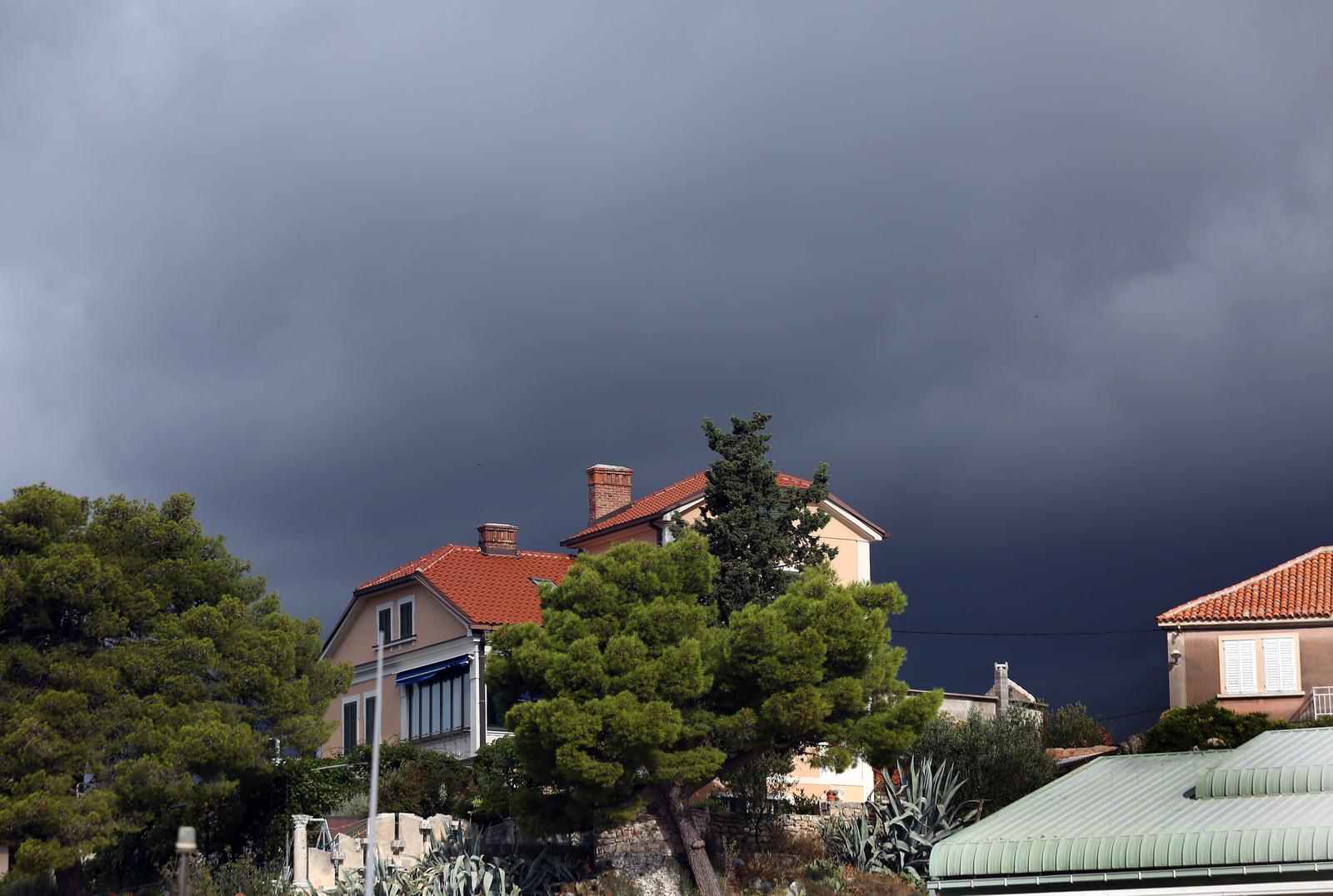 27.09.2022.,Sibenik-Teski oblaci nadvili su se nad Sibenikom.   Photo: Dusko Jaramaz/PIXSELL