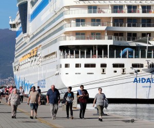 28.10.2022., Rijeka - Turisticki brod AIDAblu u rijeckoj luci privezan uz lukobran Mololongo. Turisti krecu u razgledavnje grada. Photo: Goran Kovacic/PIXSELL