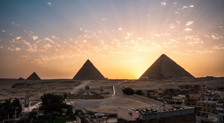 Piramide u Gizi osvijetljene u znak potpore UN-ovoj klimatskoj konferenciji COP27