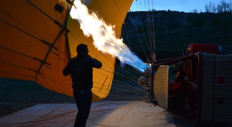 Na Festivalu svjetla Tazaungdaing ‘vatromet baloni’ na vrući zrak su atrakcija