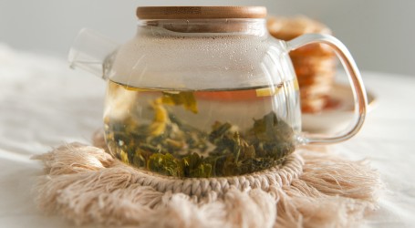 Jednostavni prirodni toner za lice od zelenog čaja čisti pore, a kažu i da usporava nastanak bora