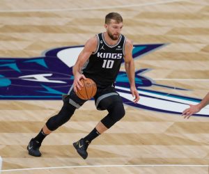 CHARLOTTE, NC - OCTOBER 31: Domantas Sabonis 10 of the Sacramento Kings brings the ball down the court during a basketball game between the Charlotte Hornets and the Sacramento Kings on October 31, 2022 at the Spectrum Center in Charlotte, NC. Photo by David Jensen/Icon Sportswire NBA, Basketball Herren, USA OCT 31 Kings at Hornets Icon221031004