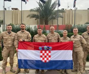 Pripadnici Hrvatske vojske, ministar Banožić i načelnik Glavnog stožera Robert Hranj poslali su poruku podrške Vatrenima | Foto: MORH