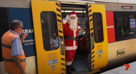 Australija: Djed Božićnjak pričama i fotografiranjem uveseljavao putnike u vlakovima