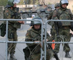 Pritina, 16.9.2011 - Kosovski carinici i policajci, zajedno s pripadnicima pravosudne misije UN-a (Eulex), rasporeðeni su u petak ujutro na graniènim prijelazima na sjeveru Kosova, izjavio je kosovski ministar unutarnjih poslova Bajram Rexhepi. Rexhepi je kazao da je operacija izvedena neto prije osam sati i da su slubenici kosovske carine i policije prebaèeni, zajedno s pripadnicima EULEX-a, na graniène prijelaze Jarinje i Brnjak. Na slici pripadnici Kfora iz njemaèkog kontigenta na graniènom prijelazu Jarinje.
foto FaH/ BETAPHOTO/ SASA DJORDJEVIC/ ua