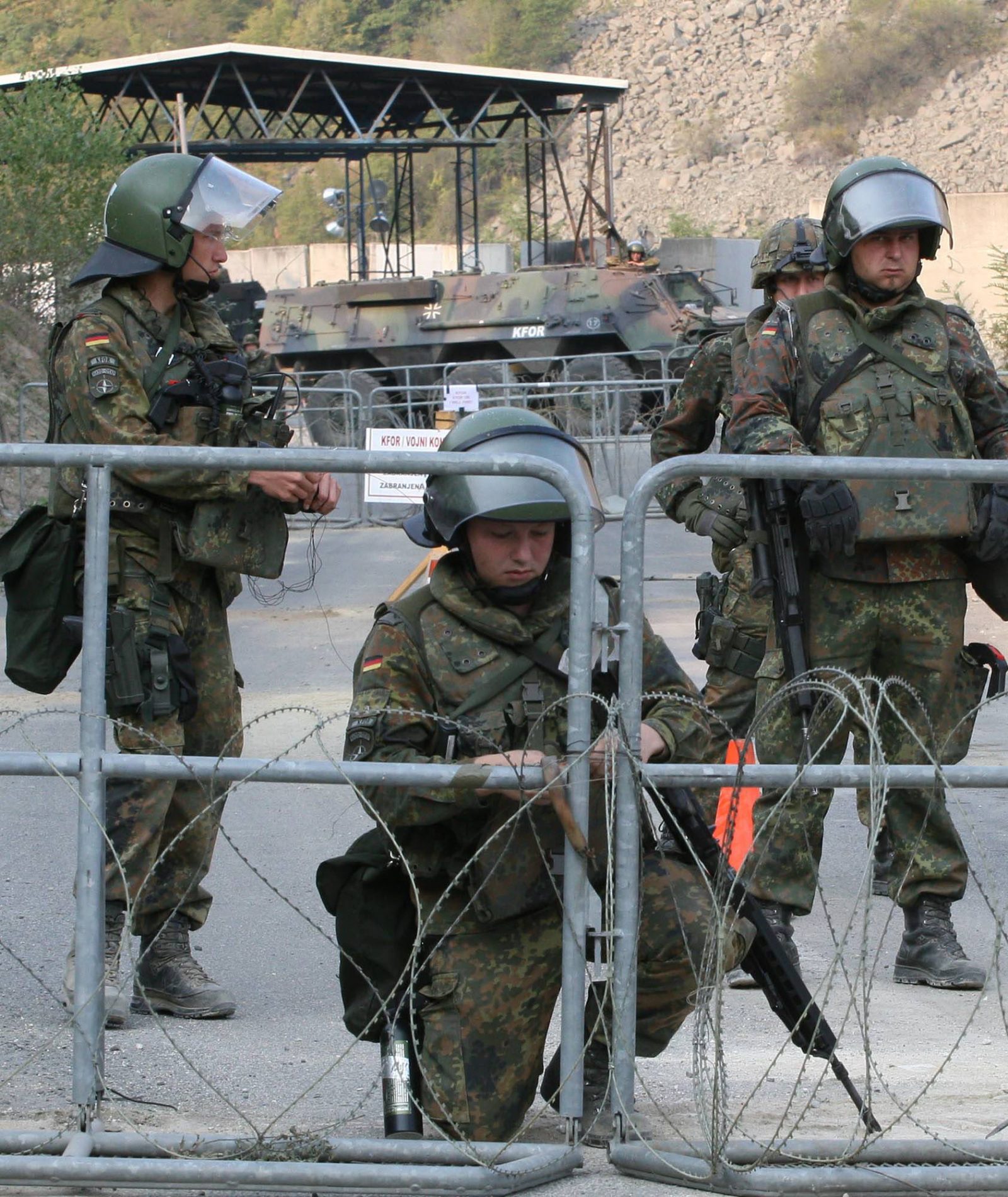 Pritina, 16.9.2011 - Kosovski carinici i policajci, zajedno s pripadnicima pravosudne misije UN-a (Eulex), rasporeðeni su u petak ujutro na graniènim prijelazima na sjeveru Kosova, izjavio je kosovski ministar unutarnjih poslova Bajram Rexhepi. Rexhepi je kazao da je operacija izvedena neto prije osam sati i da su slubenici kosovske carine i policije prebaèeni, zajedno s pripadnicima EULEX-a, na graniène prijelaze Jarinje i Brnjak. Na slici pripadnici Kfora iz njemaèkog kontigenta na graniènom prijelazu Jarinje.
foto FaH/ BETAPHOTO/ SASA DJORDJEVIC/ ua