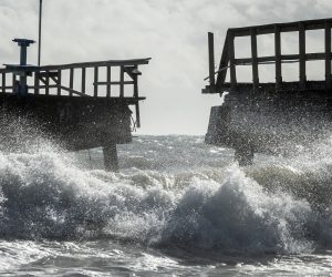 epa10298250 A view of the partially collapsed Commercial Pier hours after the landfall of storm Nicole in Lauderdale-By-The-Sea in Fort Lauderdale, Florida, USA, 10 November 2022. The National Hurricane Center said Nicole weakened to a tropical storm after its landfall just south of Vero Beach, Florida.  EPA/CRISTOBAL HERRERA-ULASHKEVICH