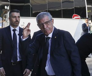 epa10312570 Portugal's head coach Fernando Santos (C) and his players arrive at Humberto Delgado Airport in Lisbon, Portugal, 18 November 2022, before departing to Qatar for the FIFA World Cup 2022. Portugal will face Ghana in their first group H match of the FIFA World Cup 2022 on 24 November.  EPA/ANTONIO COTRIM