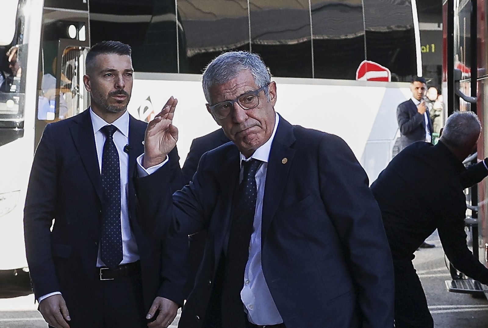 epa10312570 Portugal's head coach Fernando Santos (C) and his players arrive at Humberto Delgado Airport in Lisbon, Portugal, 18 November 2022, before departing to Qatar for the FIFA World Cup 2022. Portugal will face Ghana in their first group H match of the FIFA World Cup 2022 on 24 November.  EPA/ANTONIO COTRIM