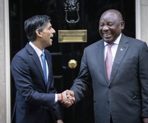 epaselect epa10322587 Britain's Prime Minister Rishi Sunak (L) shakes hands with South African President Cyril Ramaphosa (R) as they meet at 10 Downing Street in London, Britain, 23 November 2022. South African President Ramaphosa is on a two day state visit to Britain.  EPA/TOLGA AKMEN