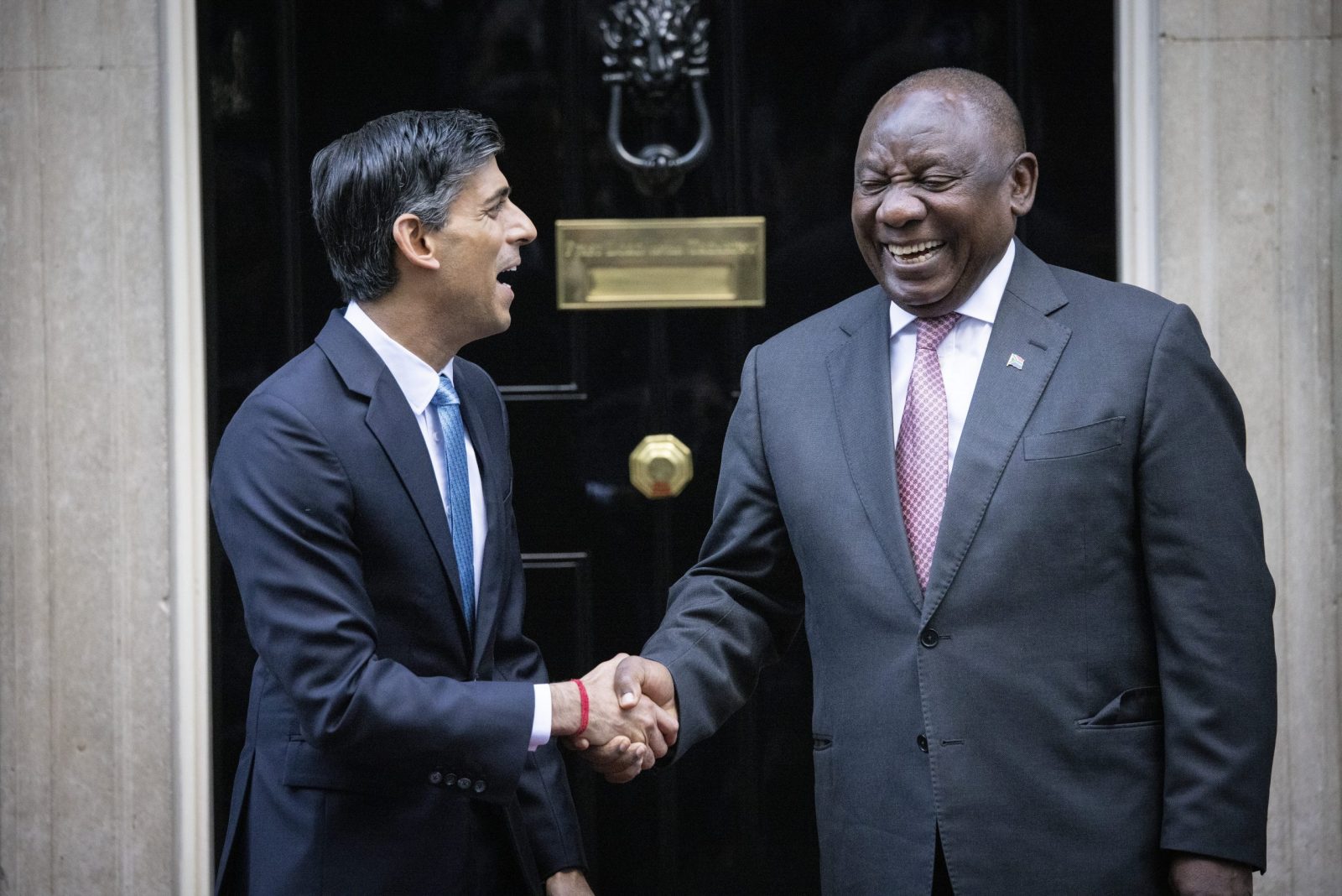 epaselect epa10322587 Britain's Prime Minister Rishi Sunak (L) shakes hands with South African President Cyril Ramaphosa (R) as they meet at 10 Downing Street in London, Britain, 23 November 2022. South African President Ramaphosa is on a two day state visit to Britain.  EPA/TOLGA AKMEN