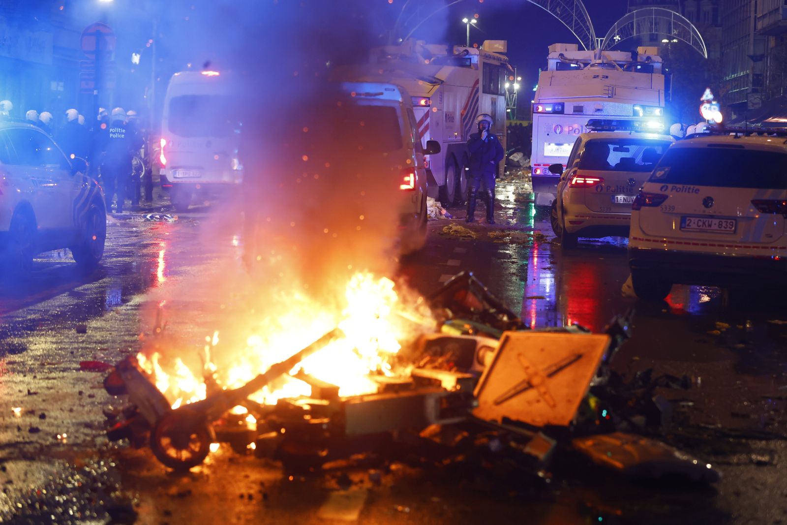 epa10332943 A burning barricade during clashes between fans of Morocco and riot police in the streets of Brussels, Belgium, 27 November 2022, after the FIFA World Cup 2022 group F soccer match between Belgium and Morocco at Al Thumama Stadium in Doha, Qatar.  EPA/STEPHANIE LECOCQ