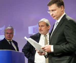 epaselect epa10338441 European Commission Executive Vice-President Valdis Dombrovskis (C), European Commissioner for Justice Didier Reynders (L)  EU Commissioner for Budget Johannes Hahn (R), during a press conference on Hungary's recovery and resilience plan and on the application of the Rule of Law conditionality regulation following EU commission weekly college meeting, in Brussels, Belgium, 30 November 2022.  EPA/OLIVIER HOSLET