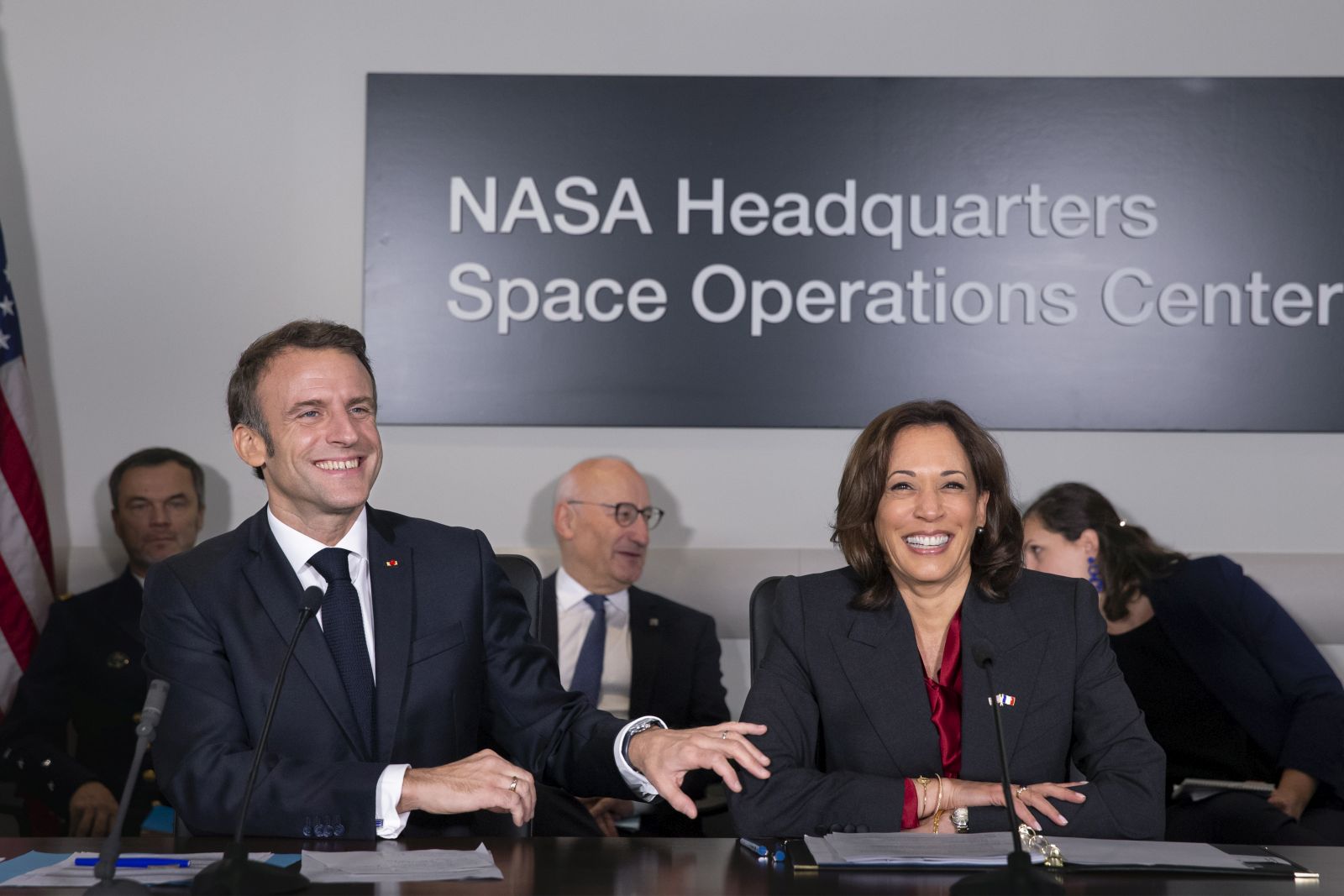 epa10339278 France's President Emmanuel Macron (L) meets with US Vice President Kamala Harris (R) at the National Aeronautics and Space Administration (NASA) headquarters, to highlight space cooperation between France and the US, in Washington, DC, USA, 30 November 2022. Macron is in Washington for the first state visit of the Biden presidency.  EPA/MICHAEL REYNOLDS