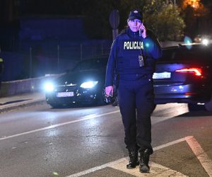 Split, 30.11.2022. - Policija blokirala izlaze iz grada. Na slici bokada pokraj Solina. foto HINA/ Mario STRMOTIĆ/ ms