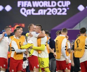 epa10340176 Players of Poland start celebrating as they learn that they will advance to the next round despite loosing the FIFA World Cup 2022 group C soccer match between Poland and Argentina at Stadium 947 in Doha, Qatar, 30 November 2022.  EPA/LAURENT GILLIERON
