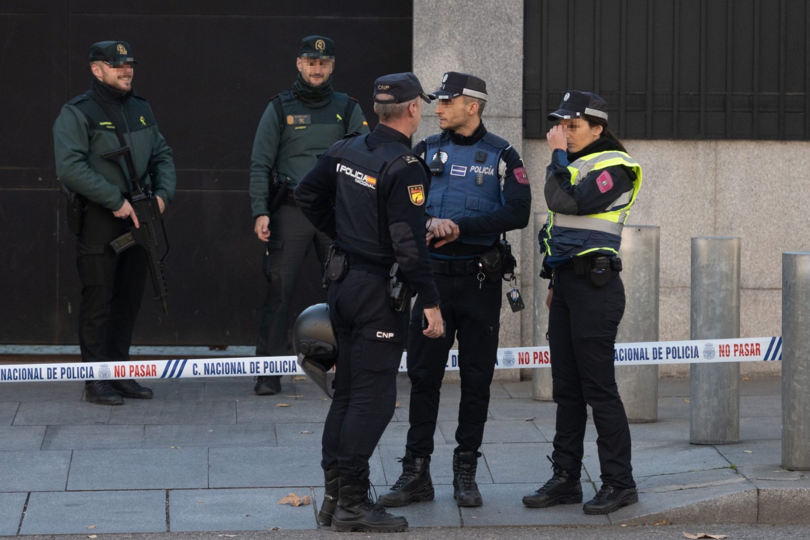epa10341610 Members of Spanish Guardia Civil and National Police stand guard at the US Embassy in Madrid, Spain, 01 December 2022. A bomb letter has been found at the US Embassy in Madrid, addressed to the US ambassador. So far, five different bomb letters have been found within the last few hours, some intended to be received by Spanish prime minister, another one sent to the Spanish Ministry of Defense, two to the Ukrainian and US embassies in Madrid, and one more received by a company in the northern city of Zaragoza. ATTENTION EDITORS: FACES PIXELATED AT SOURCE.  EPA/FERNANDO VILLAR
