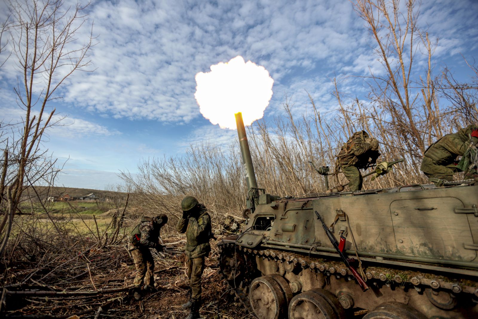 epa10341778 Forces of the self-proclaimed Donetsk People's Republic fire a self-propelled mortar 2S4 'Tulip' not far from Bakhmut, Donetsk region, Ukraine, 01 December 2022. On 24 February 2022 Russian troops entered the Ukrainian territory in what the Russian president declared a 'Special Military Operation', starting an armed conflict that has provoked destruction and a humanitarian crisis.  EPA/ALESSANDRO GUERRA