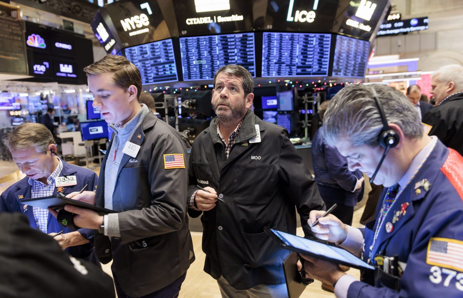 epa10344310 Traders work on the floor of the New York Stock Exchange in New York, New York, USA, 02 December 2022. The Dow Jones industrial average was down over 200 points in early trading as investors reacted to the US government’s monthly job report.  EPA/JUSTIN LANE