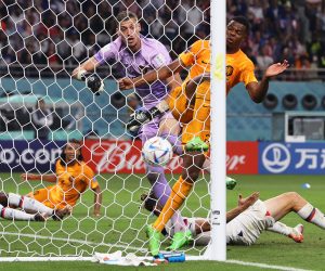 epa10346360 Netherlands's goalkeeper Andries Noppert (C-L) and Denzel Dumfries (R) concede the first goal of the USA during the FIFA World Cup 2022 round of 16 soccer match between the Netherlands and the USA at Khalifa International Stadium in Doha, Qatar, 03 December 2022.  EPA/Mohamed Messara