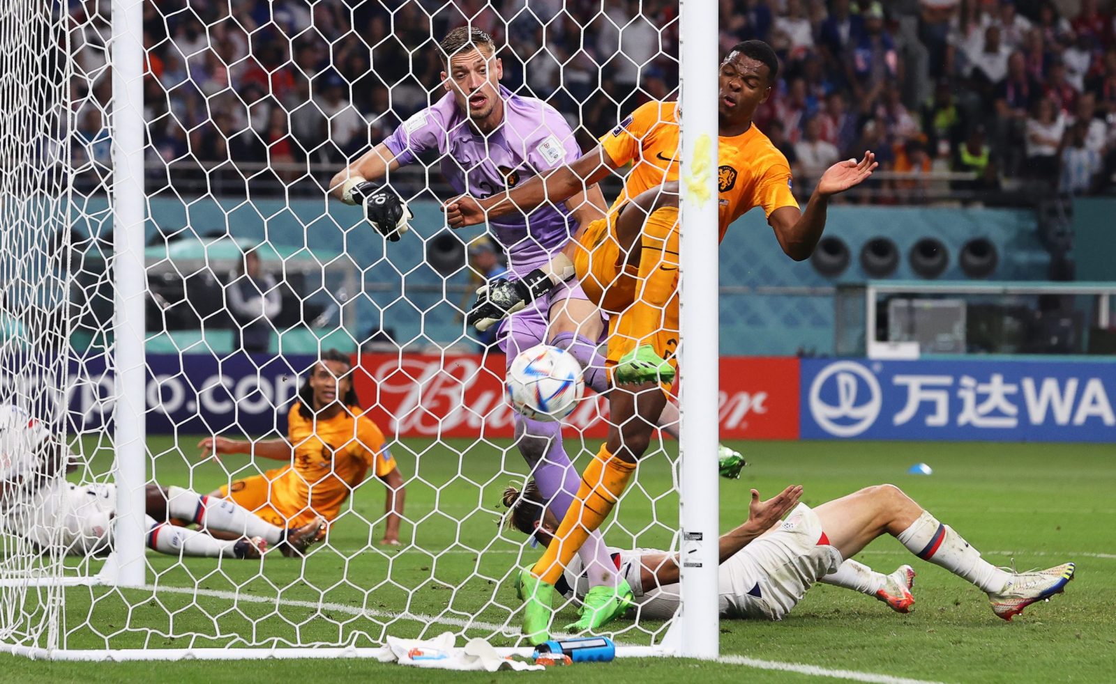 epa10346360 Netherlands's goalkeeper Andries Noppert (C-L) and Denzel Dumfries (R) concede the first goal of the USA during the FIFA World Cup 2022 round of 16 soccer match between the Netherlands and the USA at Khalifa International Stadium in Doha, Qatar, 03 December 2022.  EPA/Mohamed Messara