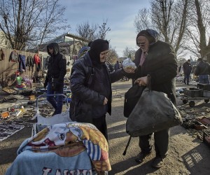 epa10348398 Locals attend a secondhand street market in Kharkiv, Ukraine, 04 December 2022 Kharkiv and surrounding areas have been the target of heavy shelling since February 2022, when Russian troops entered Ukraine starting a conflict that has provoked destruction and a humanitarian crisis.  EPA/SERGEY KOZLOV