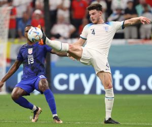 epa10328611 Declan Rice (R) of England in action against Haji Wright of the US during the FIFA World Cup 2022 group B soccer match between England and the USA at Al Bayt Stadium in Al Khor, Qatar, 25 November 2022.  EPA/Ali Haider